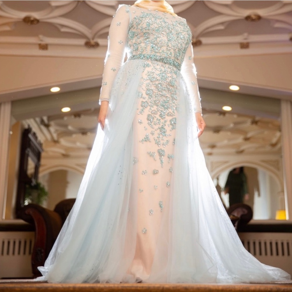Couture long sleeve light blue evening gown
Perfect for prom/parties/weddings - Picture 1 of 2